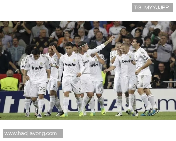 光芒四射的白皙足球明星背后的故事与成就揭秘