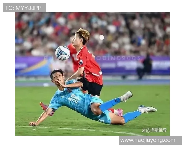 足球碰撞视频精彩瞬间回顾激烈对抗与运动员拼搏的真实写照